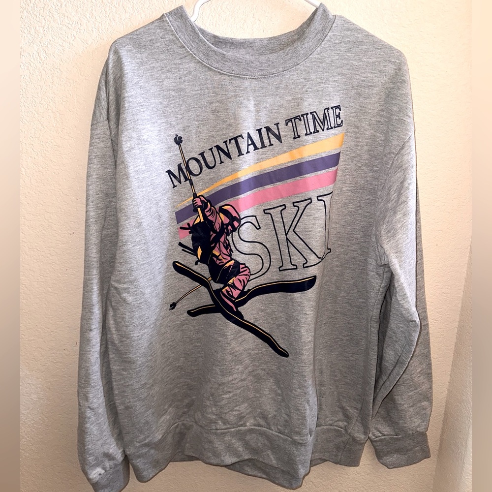 Graphic Grey ski hoodie with pink purple and yellow details